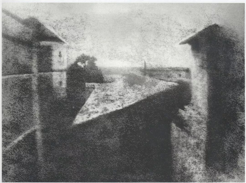 世界上第一张照片《窗外的风景》（修复后） 约1826年.jpg